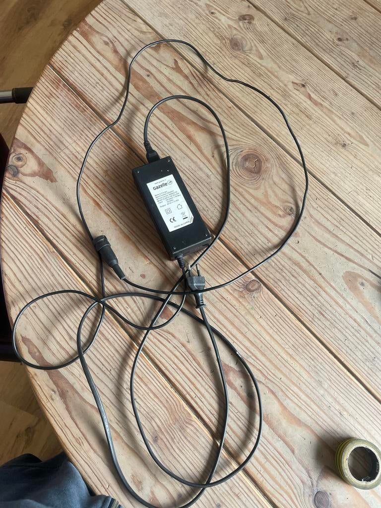 Gazelle Oplader voor elektrische fiets - 48V 2.0A, Audio, Tv en Foto, Opladers, Ophalen, Zo goed als nieuw