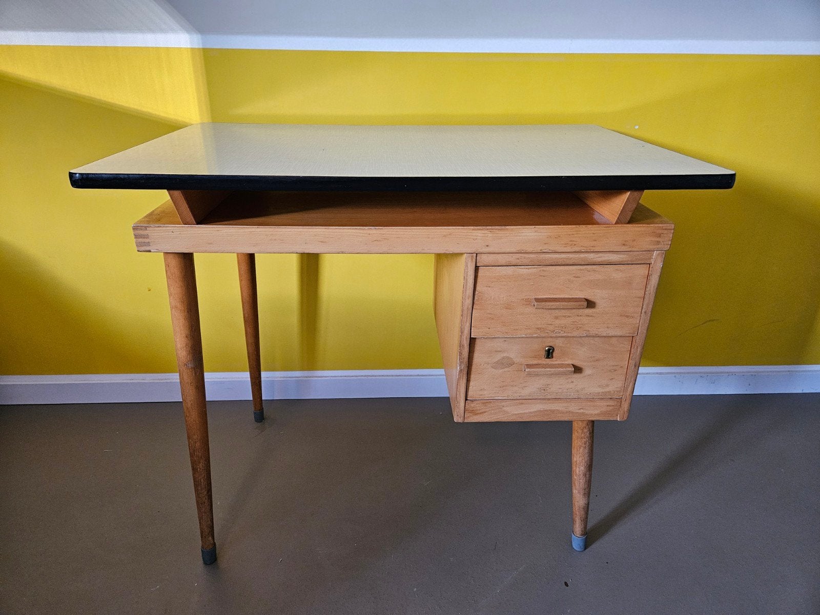Vintage formica schoolbureau jaren 50 of 60, Huis en Inrichting, Ophalen, Gebruikt, Kinderbureau, Vintage