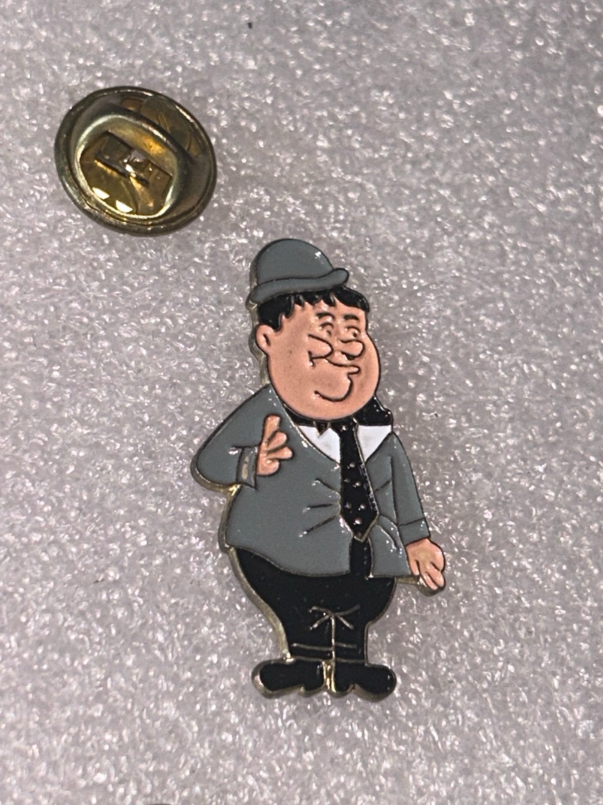 Vintage Laurel & Hardy Pin - Stan Laurel, Verzamelen, Ophalen of Verzenden, Gebruikt, Figuurtje, Speldje of Pin