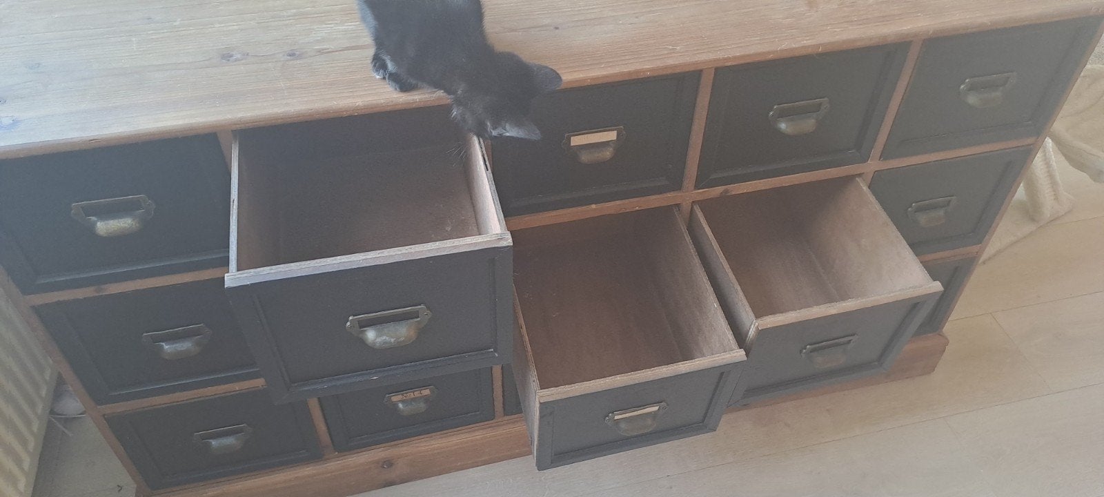 Foto 3 van Vintage ladekast met 15 laden - Hout en metaal