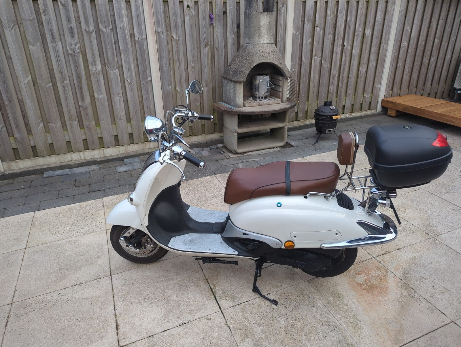 Nette witte scooter met bruin zadel en topkoffer, Ophalen, Gebruikt, Benzine, Overige merken