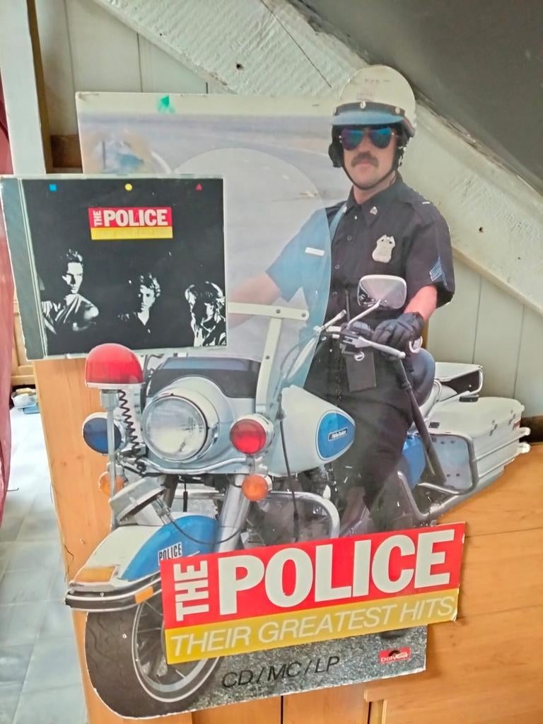 Uniek kartonnen reclamebord The Police, Ophalen