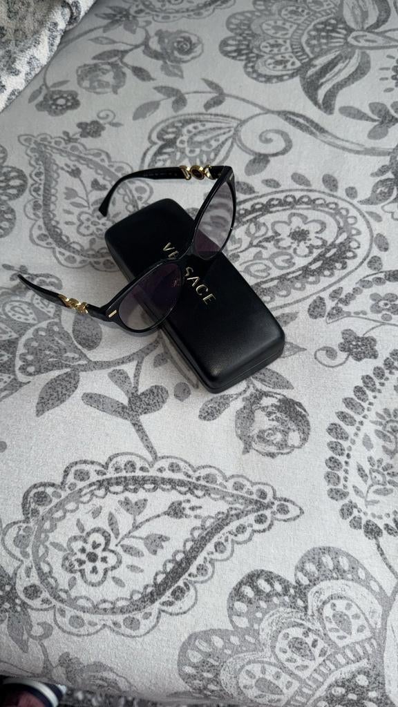 Stijlvolle Versace Zonnebril met Gouden Details, Zonnebril, Zwart, Gianni Versace, Ophalen of Verzenden