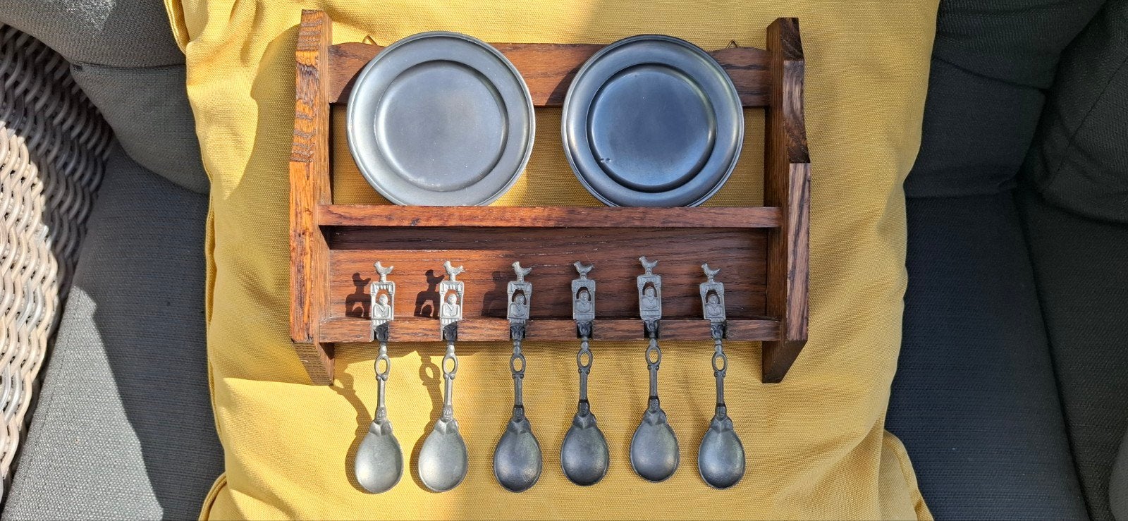 Houten rekje met 6 tinnen lepeltjes en 2 tinnen bordjes, Ophalen