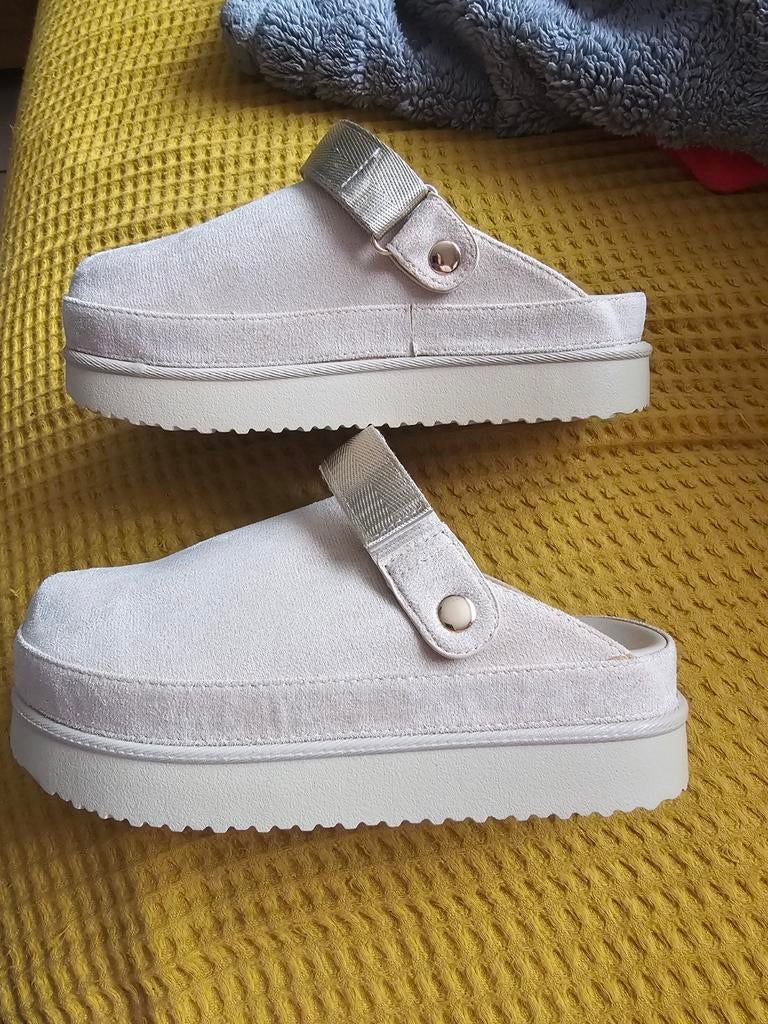 Nieuwe damesschoeen, Slippers, Beige, Nieuw, Ophalen of Verzenden