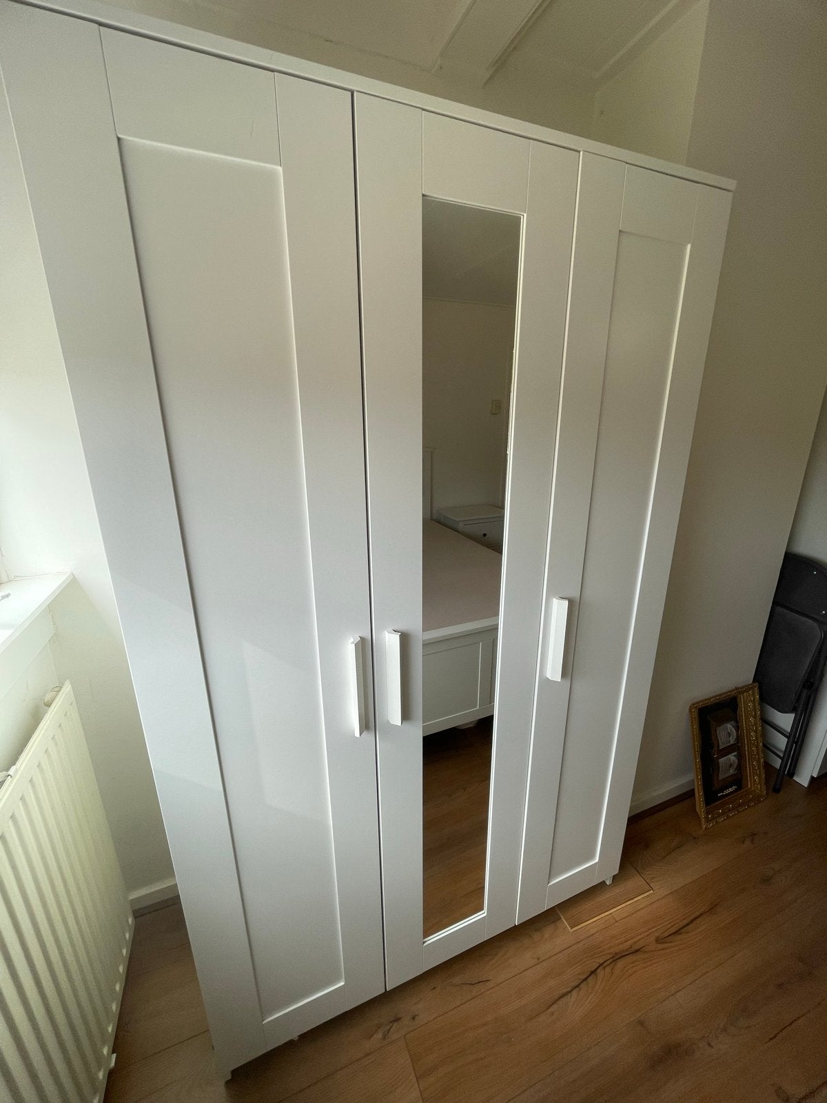 Witte kledingkast met spiegeldeur en planken, Huis en Inrichting, Ophalen, Gebruikt, 100 tot 150 cm, 150 tot 200 cm