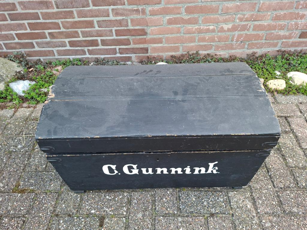 Oude houten kist., Ophalen