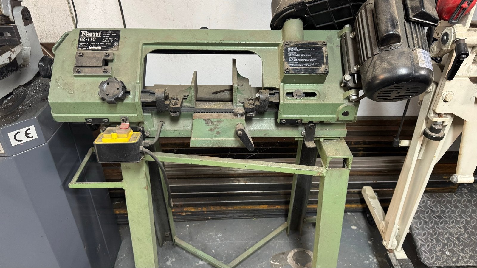 Ferm BZ-110 Metaal Lintzaag met onderstel., Ophalen, Gebruikt, 70 mm of meer, Lintzaag
