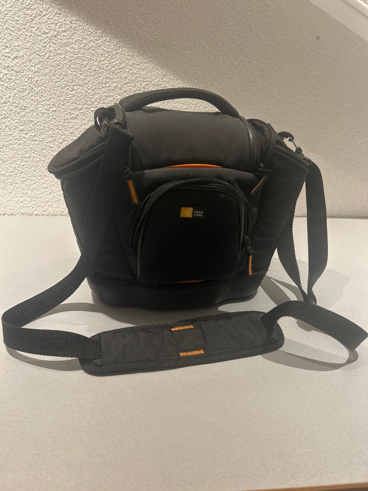 Case Logic Cameratas - Zwart met Oranje Details, Audio, Tv en Foto, Gevoerd, Ophalen of Verzenden, Zo goed als nieuw, Zwart