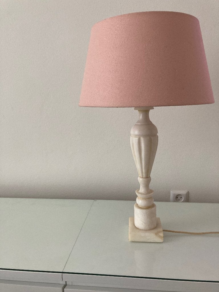 Tafellamp albast voet met roze linnen kap, Huis en Inrichting, 66 cm, Vintage, Met schakelaar, Natuurlijk materiaal