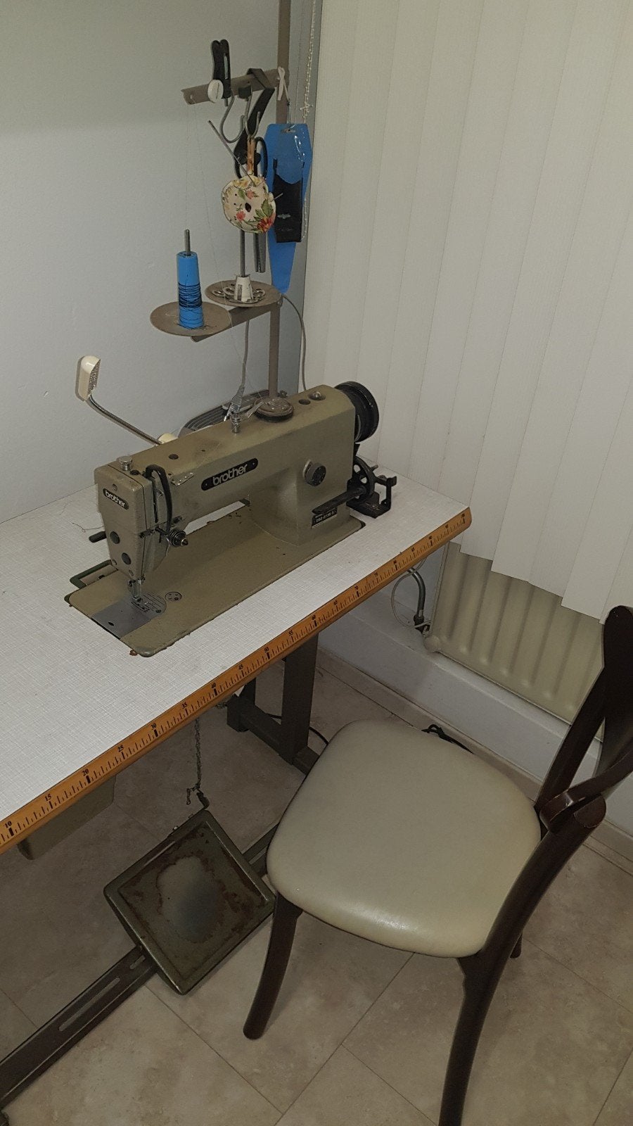 Industriële naaimachine Brother met LED-verlichting, Hobby en Vrije tijd, Gebruikt, Ophalen of Verzenden, Naaimachine, Industrieel