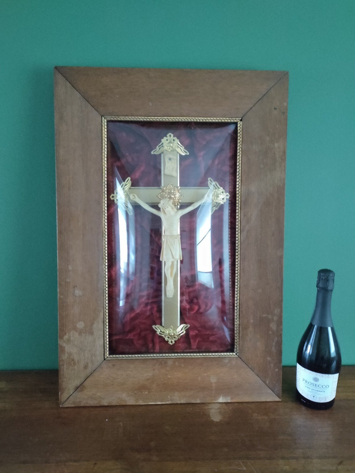 Oud ingelijst kruisbeeld Jezus achter gebogen glas, Ophalen