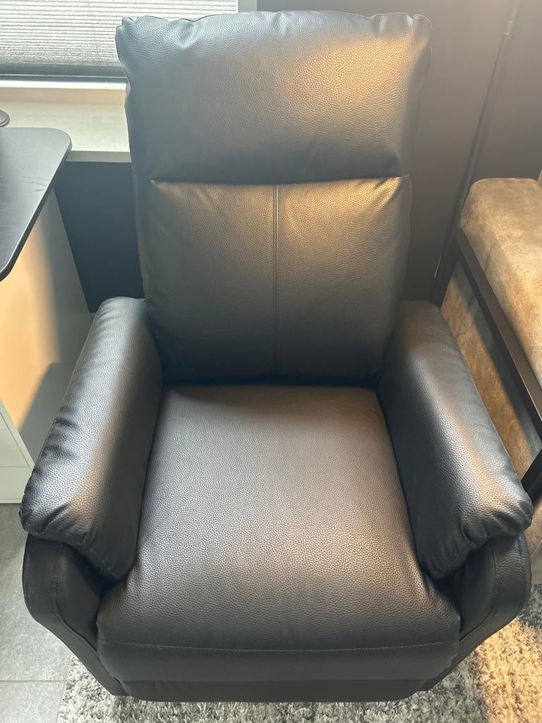 Zwarte relaxfauteuil elektrisch verstelbaar, Huis en Inrichting, Fauteuils, Ophalen, Zo goed als nieuw, Leer, 75 tot 100 cm
