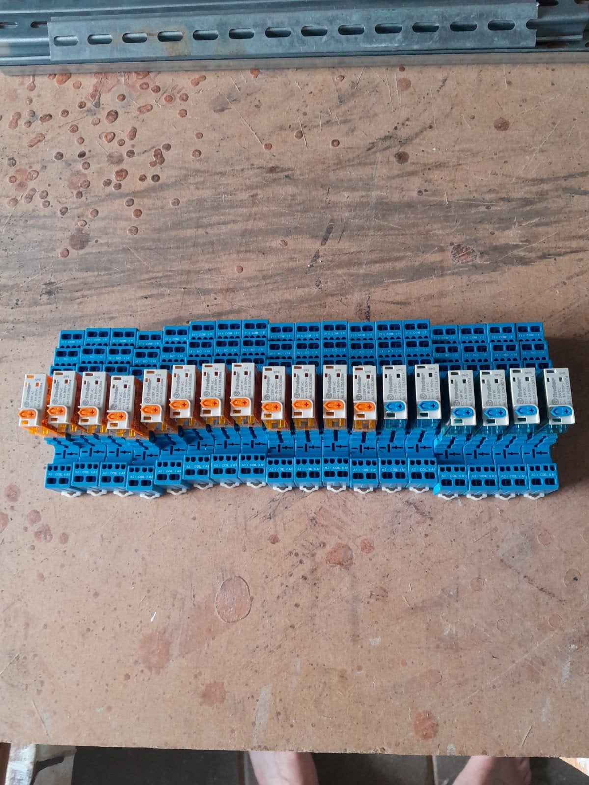 Te koop: 18x finder relais incl voet., Ophalen of Verzenden, Gebruikt, Overige merken, Relais