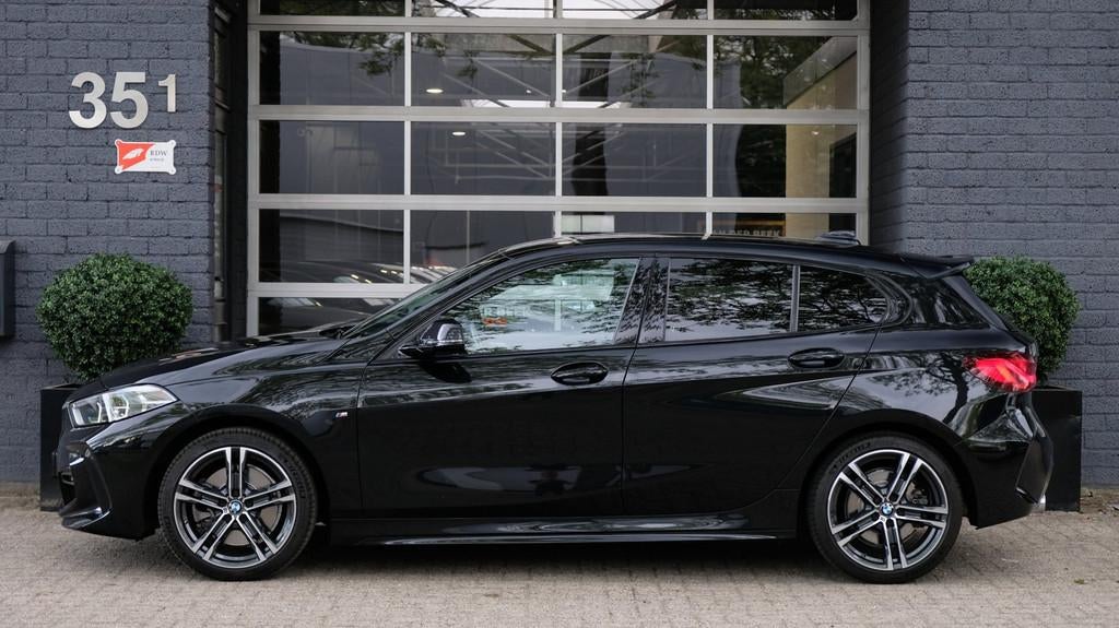BMW 1-serie 120i M-Sport|Aero Pack|Live Cockpit|Shadow Line, Auto's, BMW, 1998 cc, 730 kg, Gebruikt, 4 cilinders