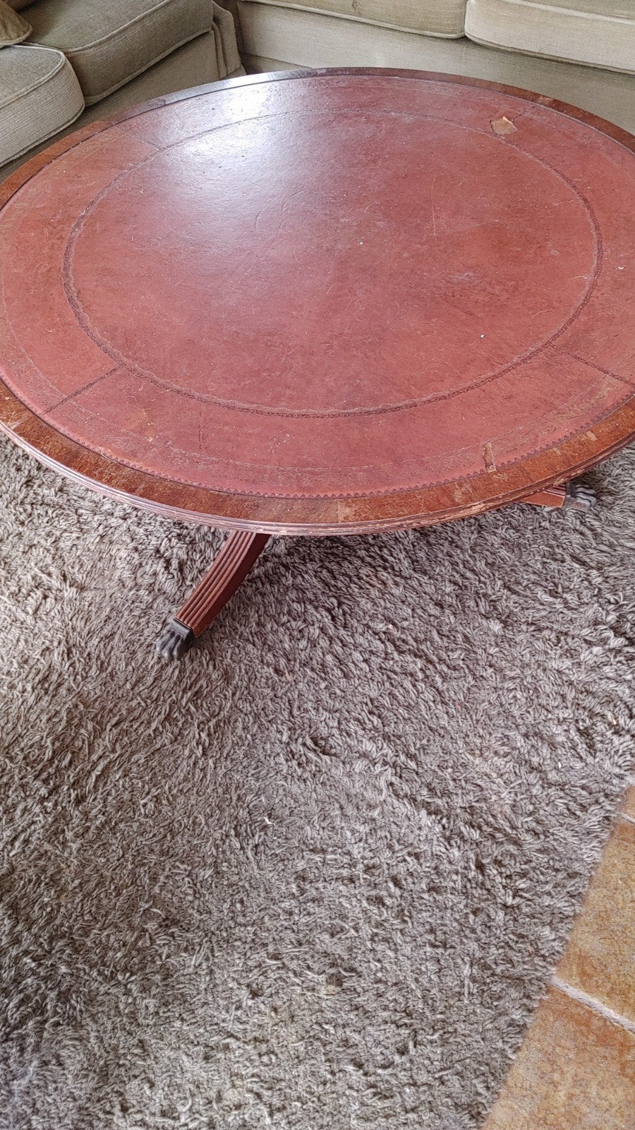 Antieke ronde salontafel met lederen blad, Antiek en Kunst, Antiek | Meubels | Tafels, Ophalen