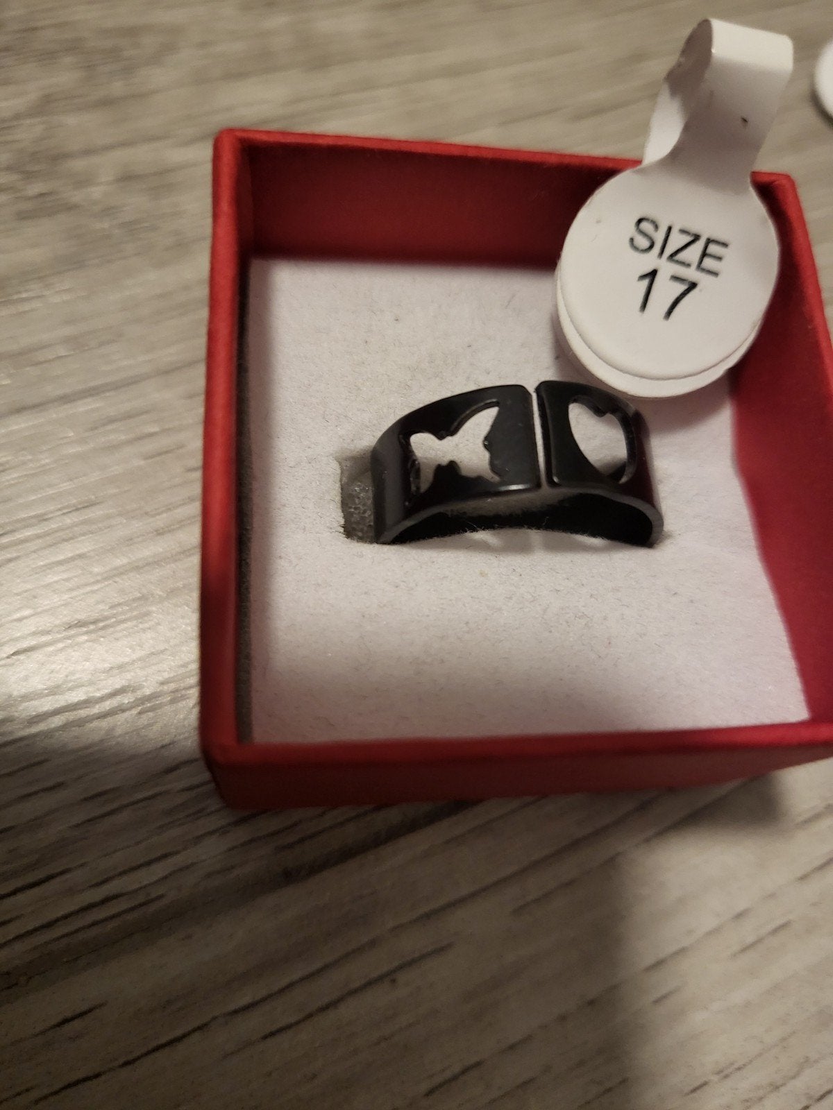 Nieuwe zwarte ring met vlinder en hart - Maat 17, Overige materialen, Zwart, Nieuw, Ophalen of Verzenden