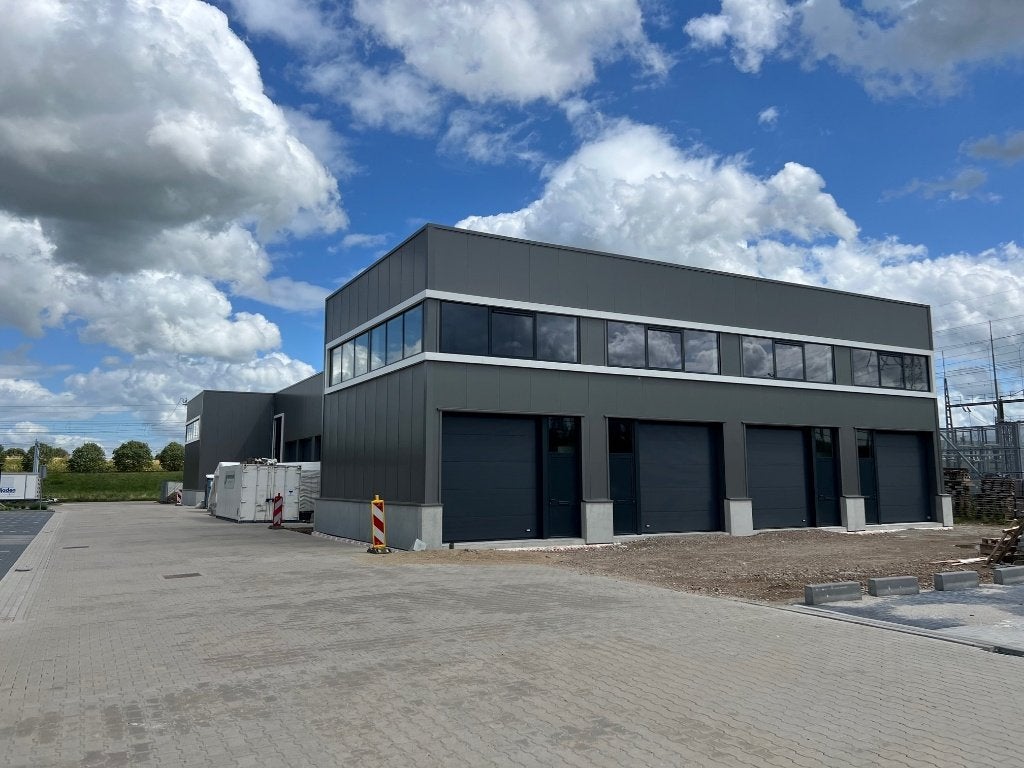 Te Huur 2 bedrijfspanden 110 M2 Zevenbergschenhoek, 110 m², Huur, Bedrijfsruimte