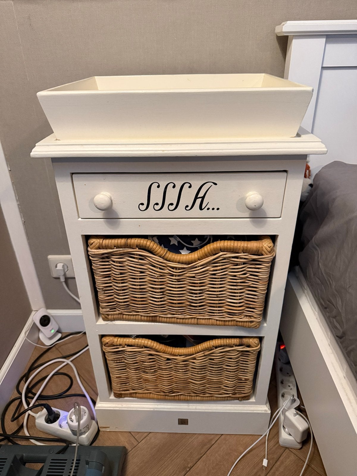 2 stuks Rivièra Maison Nachtkastjes met rieten manden, Minder dan 45 cm, Zo goed als nieuw, Hout, 55 tot 70 cm