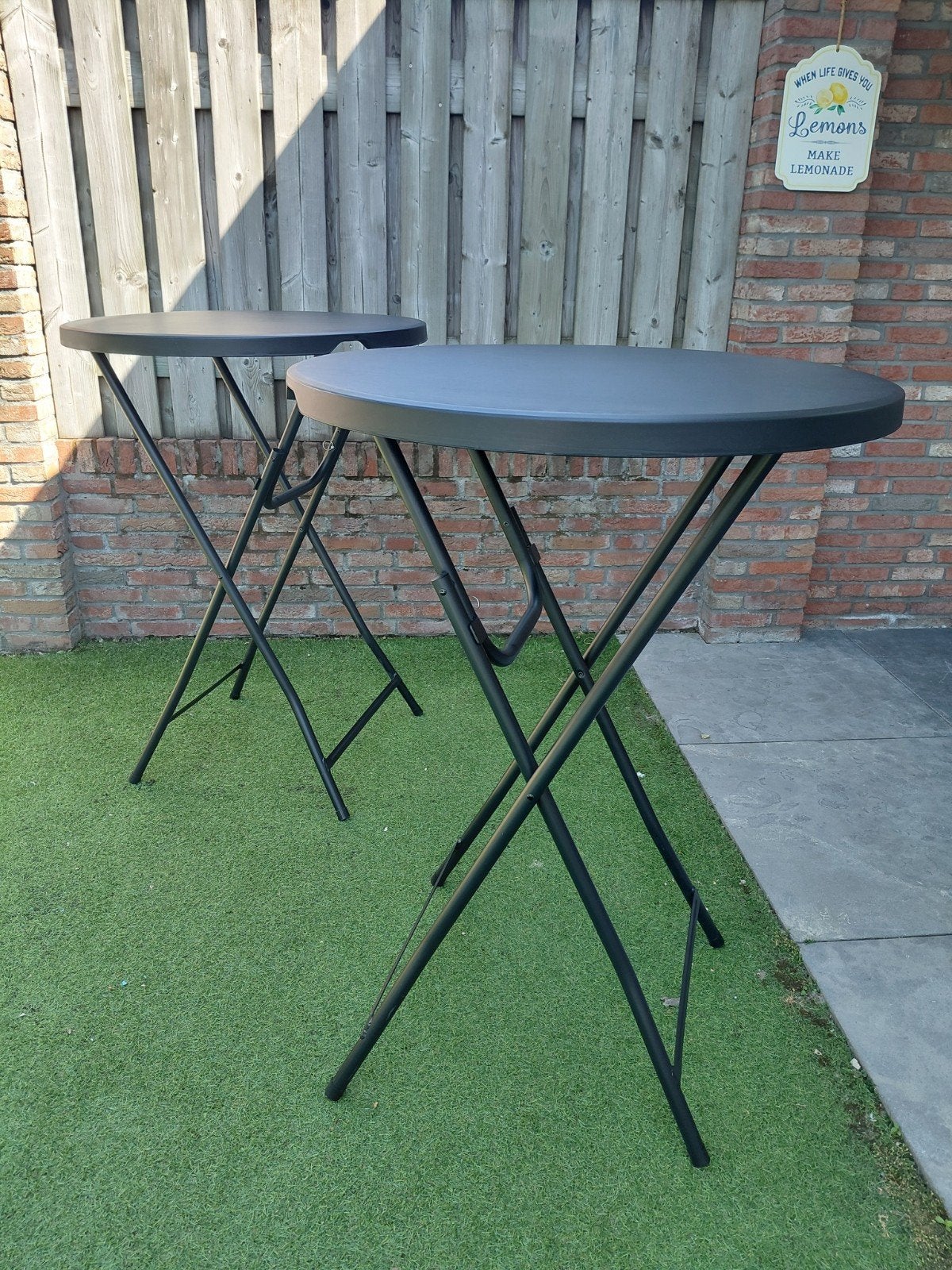 Twee zwarte statafels te huur, Ophalen