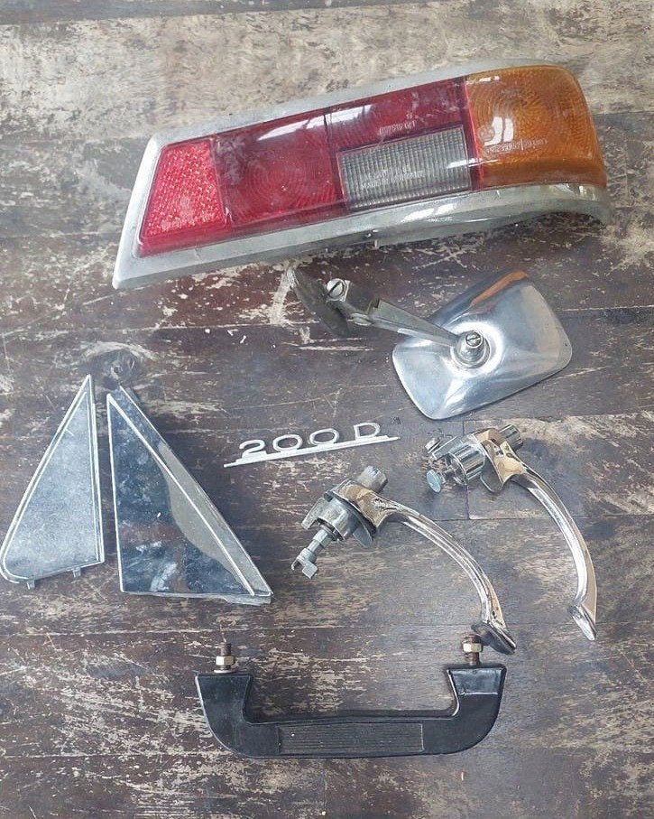Mercedes W110 oldtimer , logo,achterlicht,klinken,zijspiegel, Ophalen of Verzenden