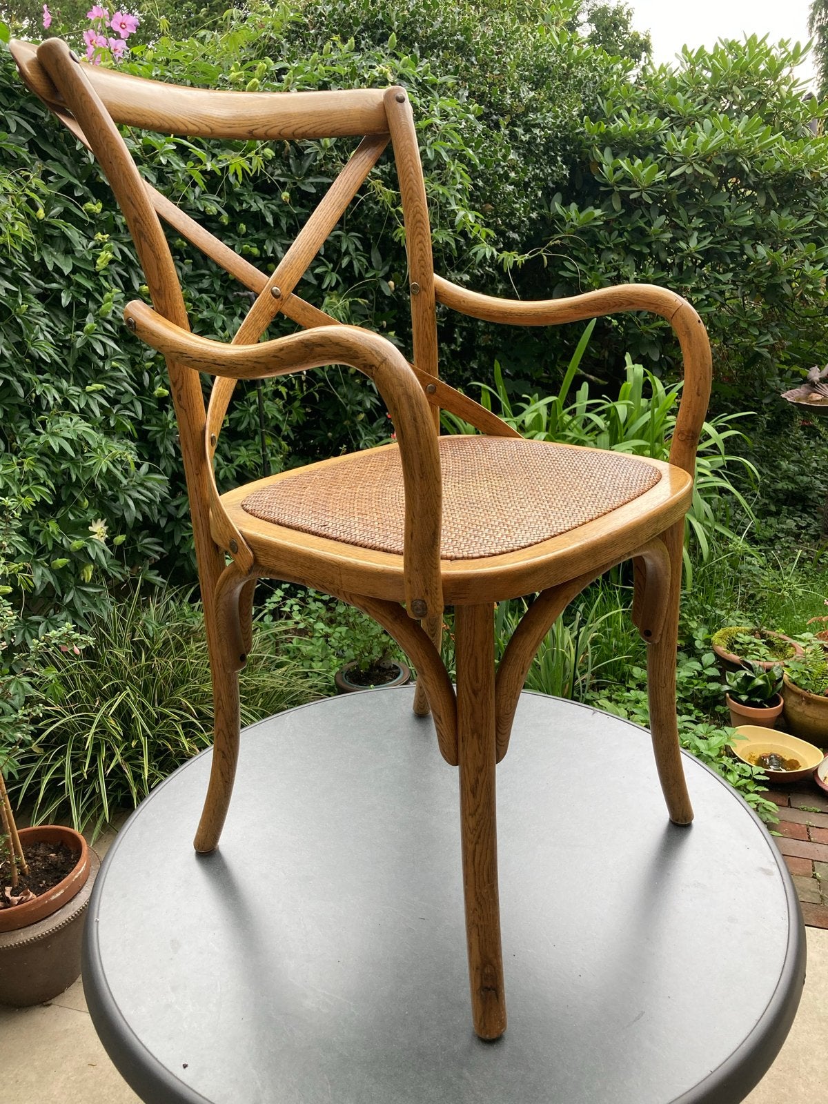 Vintage houten stoel met armleuningen en rotan zitting, Ophalen