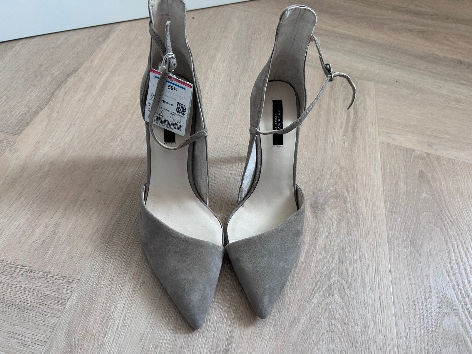 Nieuwe grijs suede Zara pumps met bandje maat 38, Pumps, Nieuw, Ophalen of Verzenden, Grijs