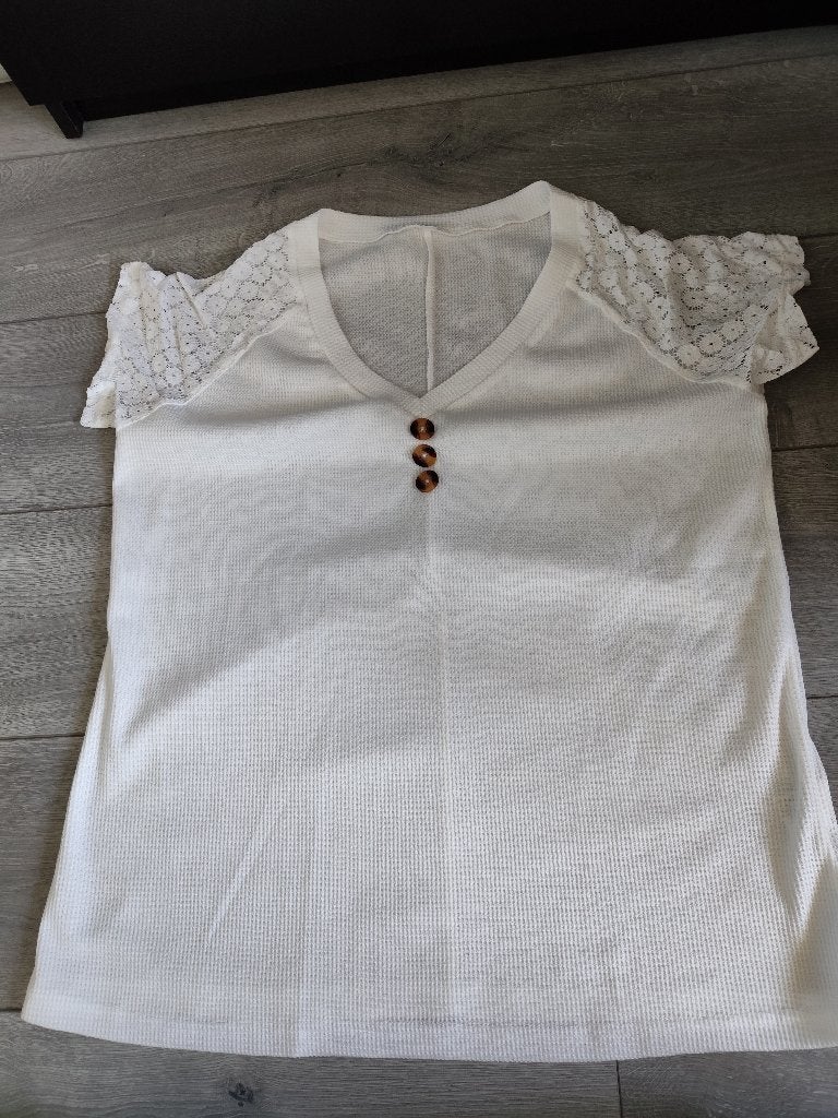 Niet gedragen! Wit Shirt met kanten mouwtje Maat L., Wit, Maat 42/44 (L), Nieuw, Ophalen of Verzenden