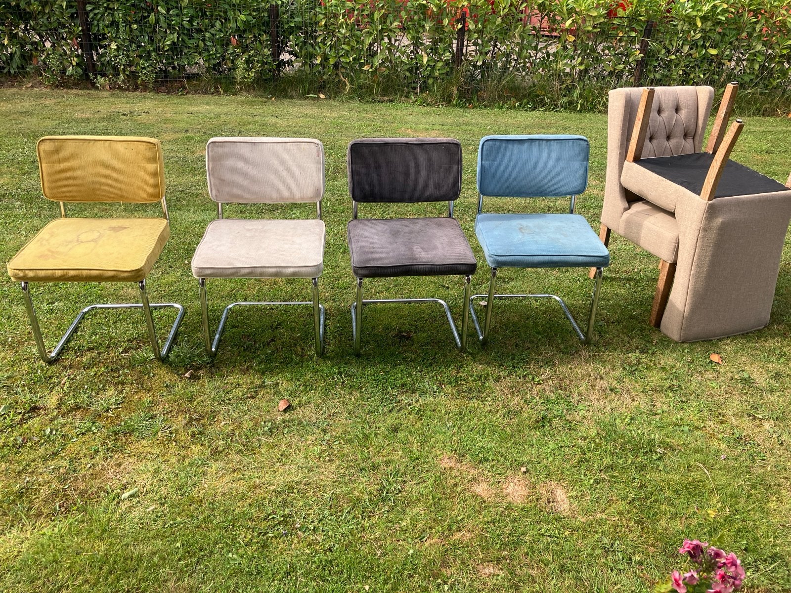 Gratis op te halen: Diverse stoelen in Gasselte, Huis en Inrichting, Stoelen, Ophalen, Gebruikt, Overige kleuren, Stof