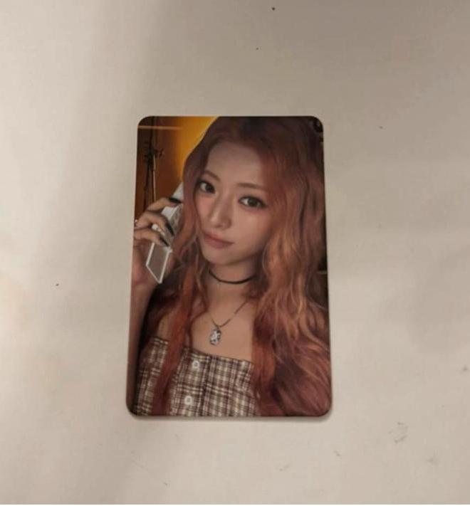 ITZY Yuna Photocard - Girls Will Be Girls, Ophalen of Verzenden, Zo goed als nieuw, Plaatje, Poster of Sticker