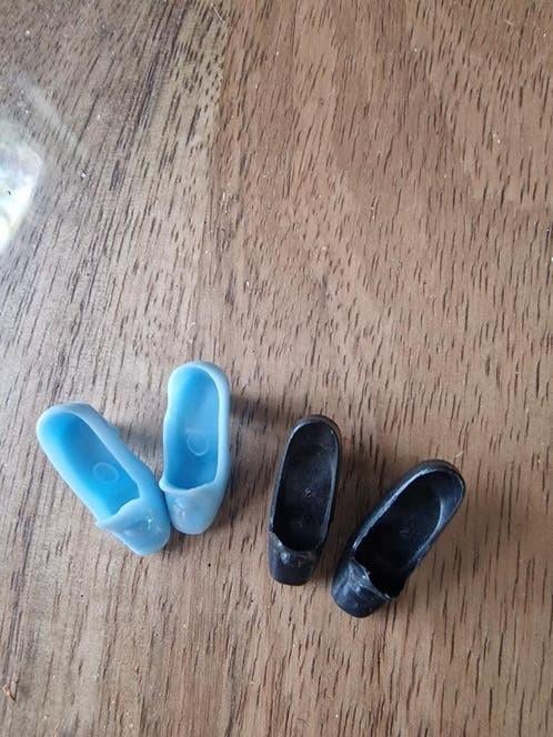 3 paar vintage Barbie schoentjes - blauw, zwart, rood, Ophalen of Verzenden, Gebruikt, Meisje