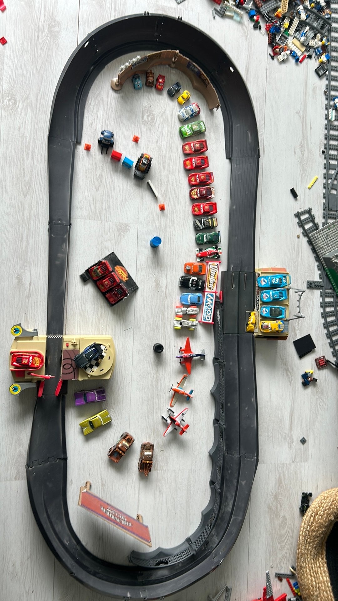 MEGA cars en planes collectie met werkende race baan, Overige merken, Opwindmechanisme, Ophalen of Verzenden, Racebaan
