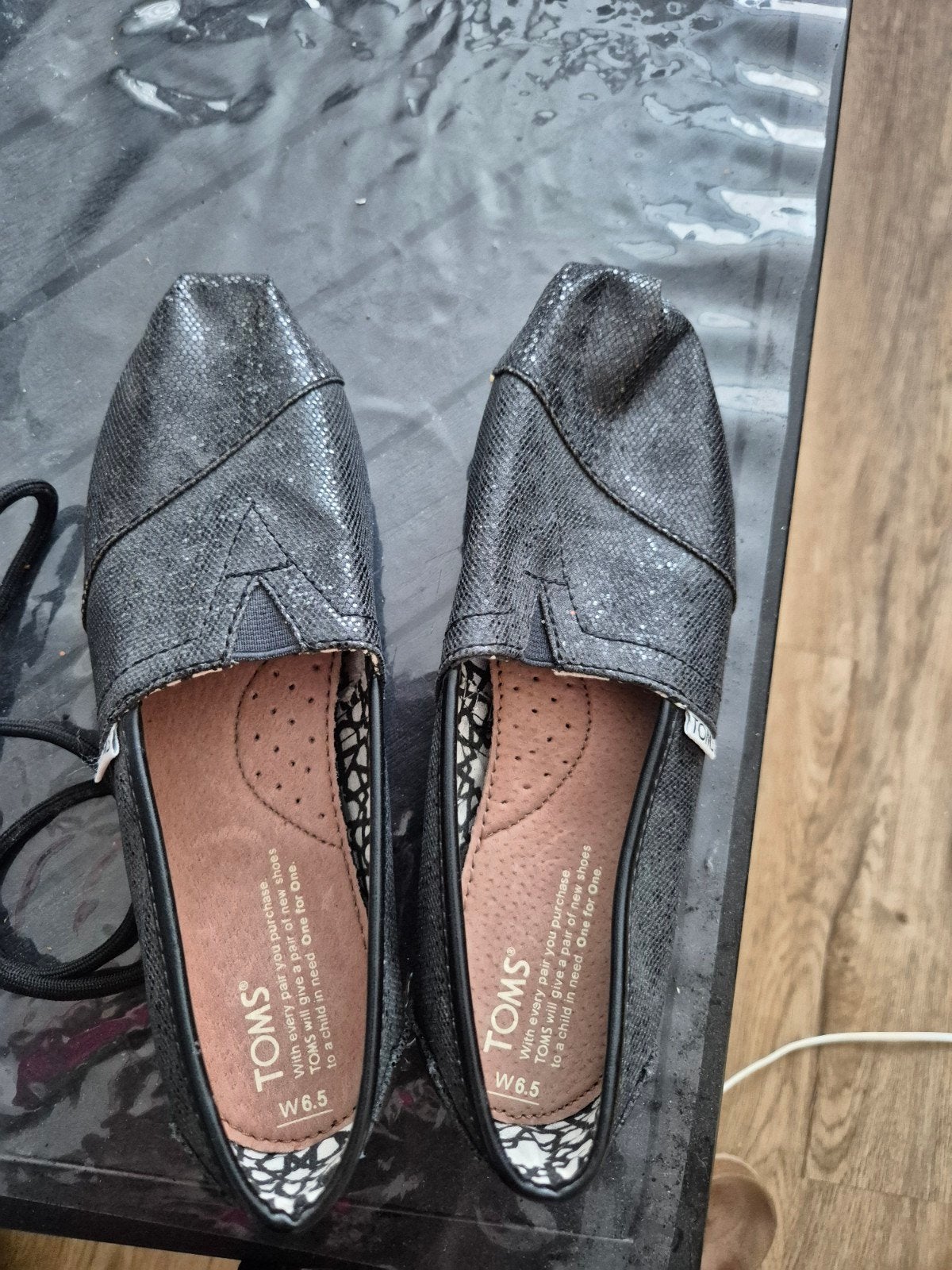 TOMS instappers zwart glitter maat 37, Ophalen of Verzenden, Zo goed als nieuw, TOMS, Instappers