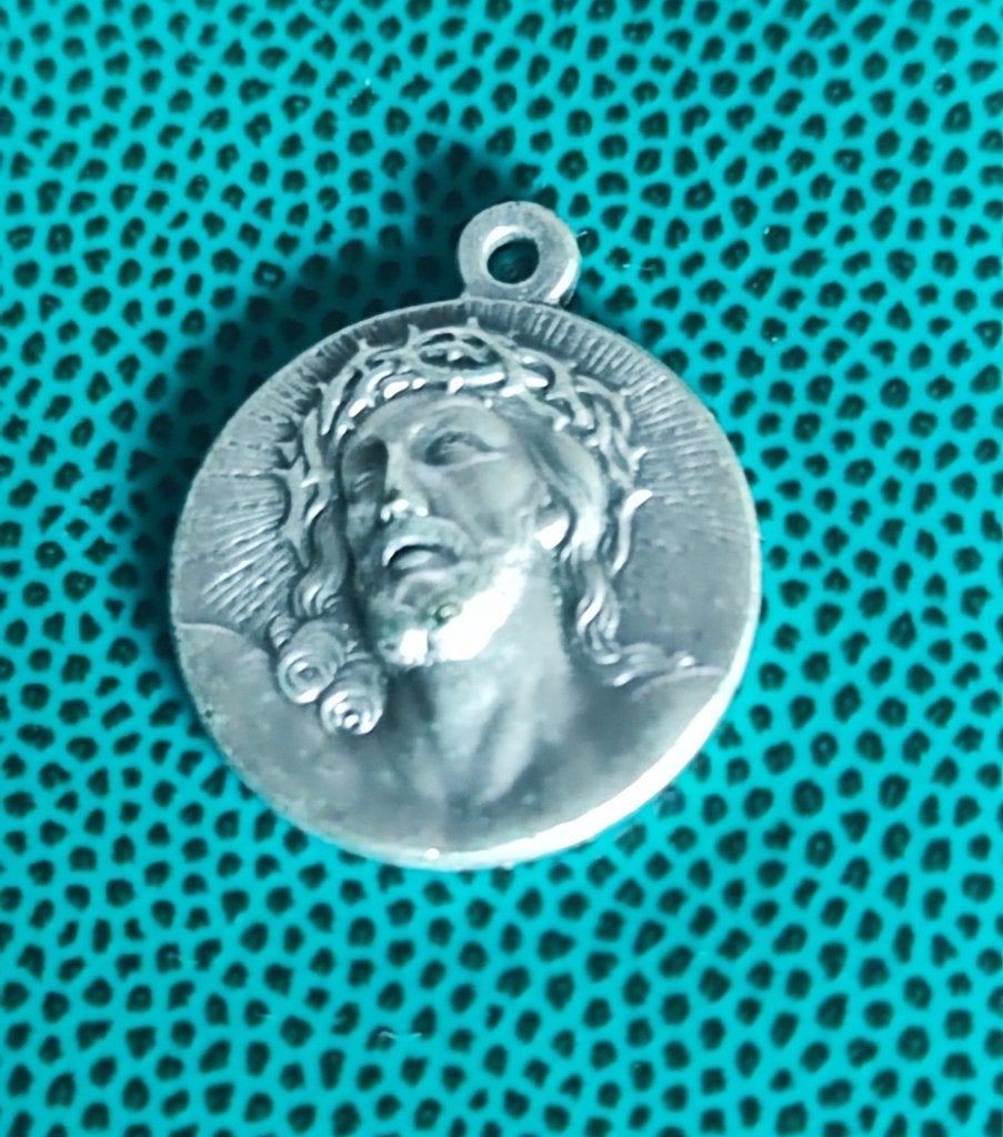 826 Mooie medaille met Christus hoofd - Jeruzalem kruis, Verzamelen, Ophalen of Verzenden, Zo goed als nieuw, Overige typen, Christendom | Katholiek