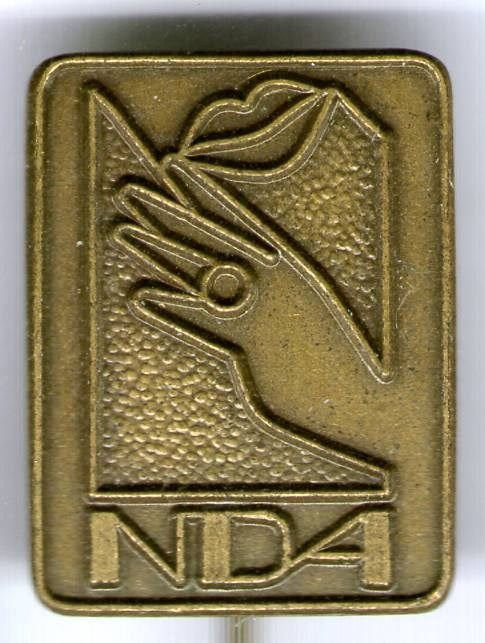 NDA koper dans speldje ( X_114), Verzamelen, Ophalen of Verzenden, Zo goed als nieuw, Sport, Speldje of Pin