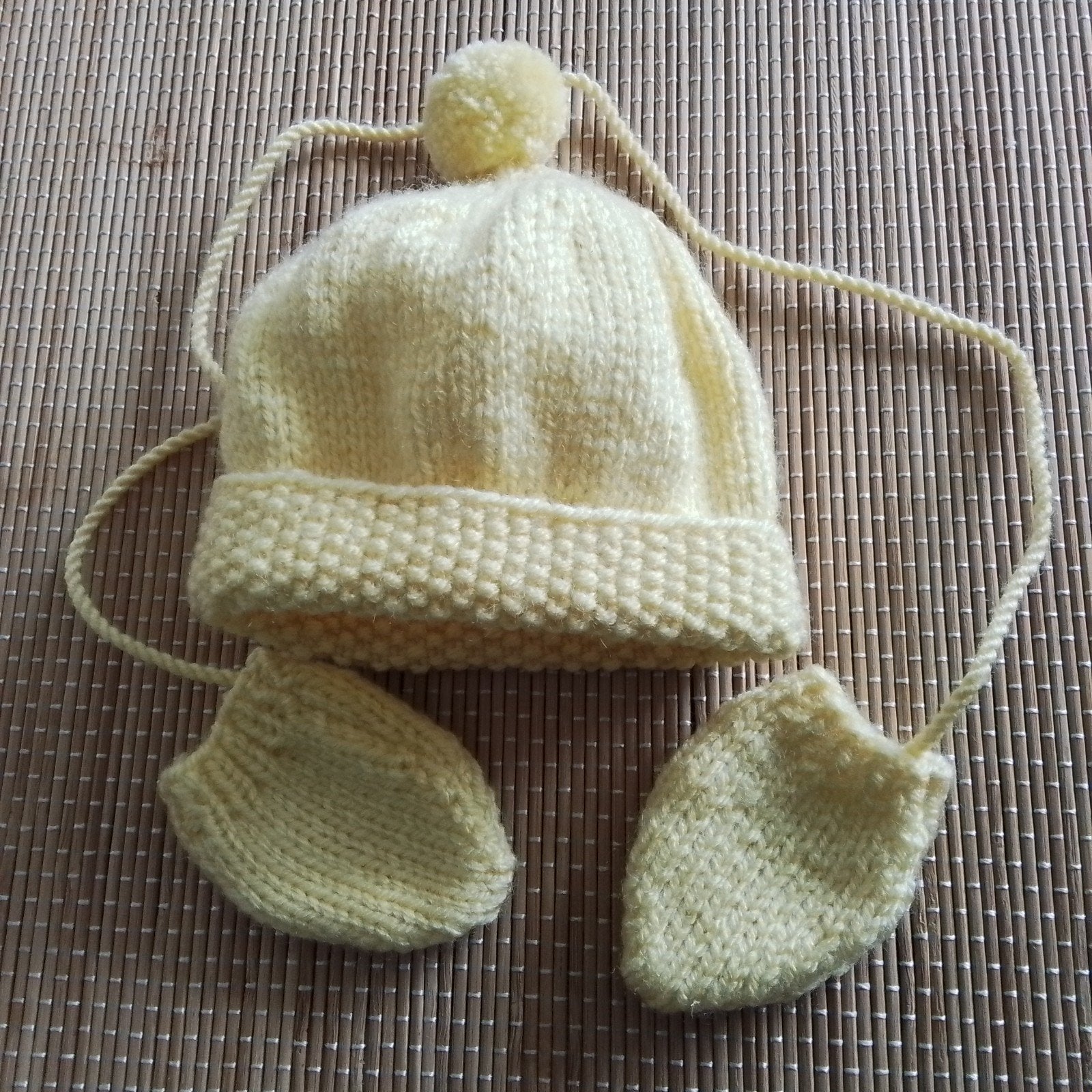 Poppenkleertjes Handgebreid WINTERSETJE / Muts en Wantjes, Ophalen of Verzenden, Nieuw, Babypop