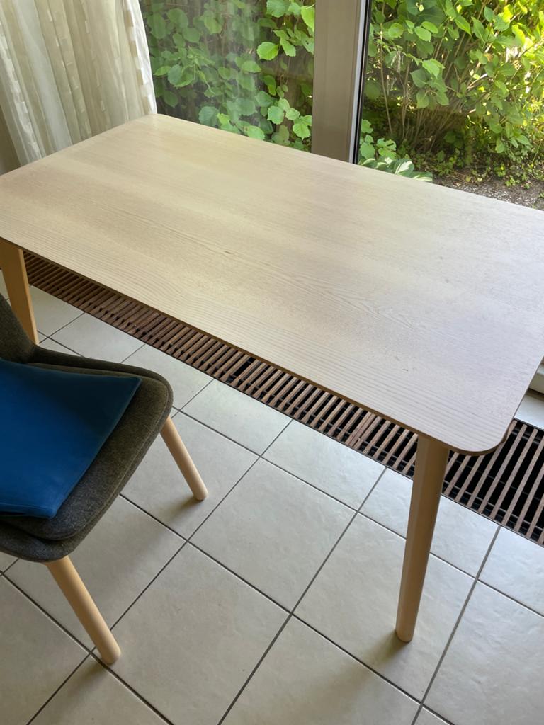 Nieuwe blank houten tafel (evt. met stoel), Ophalen of Verzenden, Nieuw, Overige houtsoorten