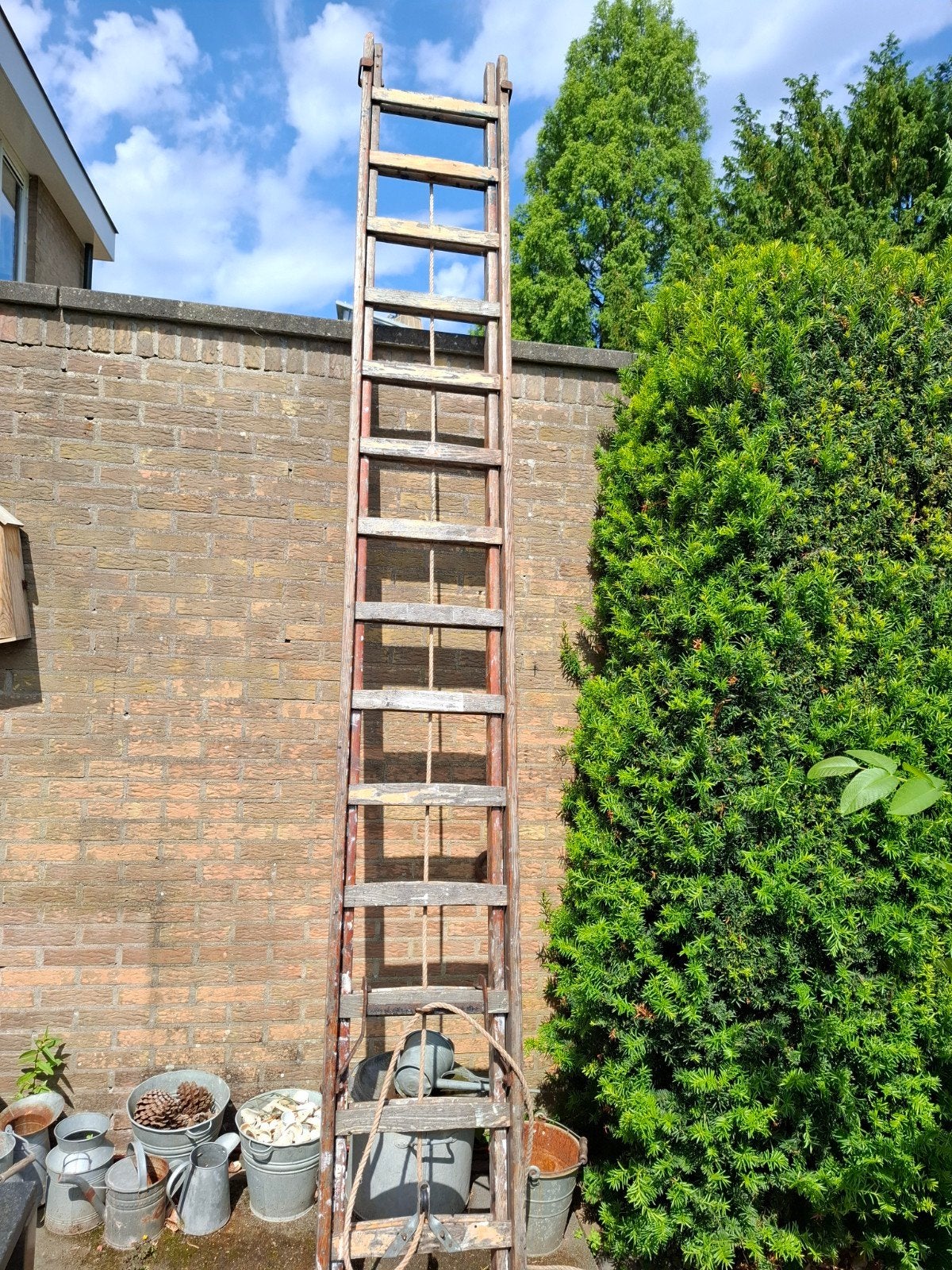 Antieke houten ladder met katrol en gevlochten touw, Ophalen