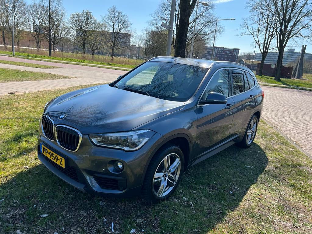 BMW X1 2.0 Sdrive 18I AUT 2017 Grijs, Auto's, Zwart, 75 €/maand, 19 km/l, Particulier