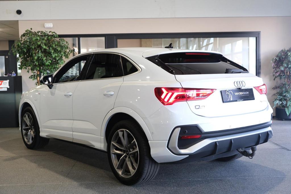 Audi Q3 Sportback 45 TFSIe 2x S-line 245pk Navi ACC CAM PDC, Auto's, Audi, Gebruikt, Zwart, Wit, Hybride Elektrisch/Benzine