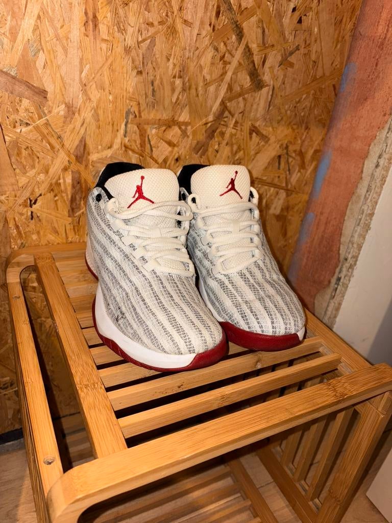 Nike Air Jordan B. Fly BG White Gym Red 37,5, Wit, Ophalen of Verzenden, Sneakers of Gympen, Gedragen