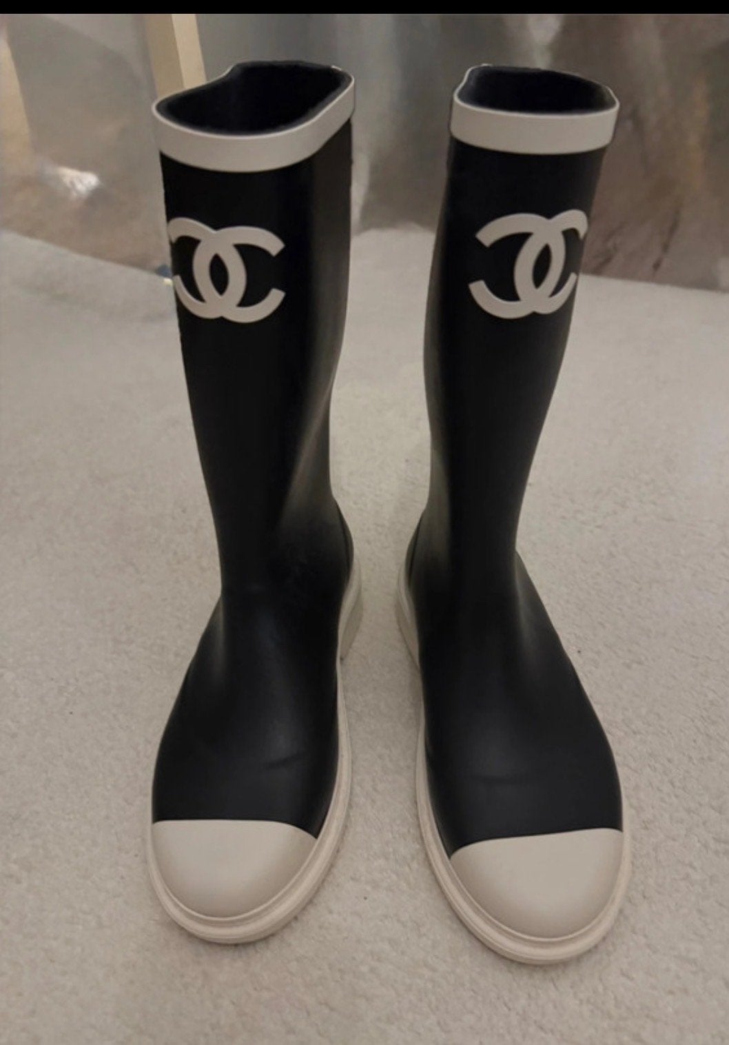 Chanel regenlaarzen - Zwart met wit logo, Zwart, Ophalen of Verzenden, Regenlaarzen, Gedragen