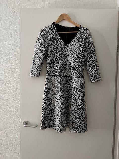 Jurk Caroline Biss 36, Kleding | Dames, Overige kleuren, Verzenden, Zo goed als nieuw, Knielengte