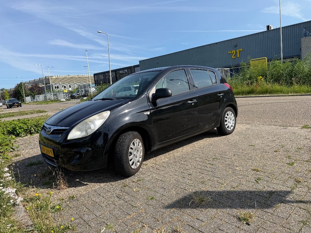 Hyundai i20 1.2 5-DRS 2009 Zwart 5 drs nw APK + 4 banden