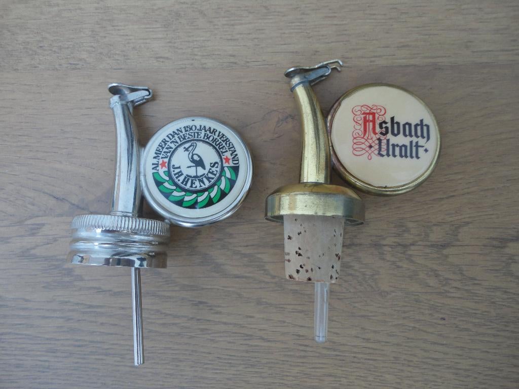 2 mooie metalen schenktuiten J.H.Henkes + Asbach Uralt, Ophalen of Verzenden, Zo goed als nieuw, Gebruiksvoorwerp