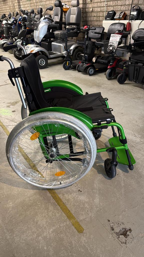 Te Koop: Groene Sportrolstoel – Licht, Snel & Wendbaar, Diversen, Rolstoelen, Ophalen, Inklapbaar, Zo goed als nieuw, Duwrolstoel