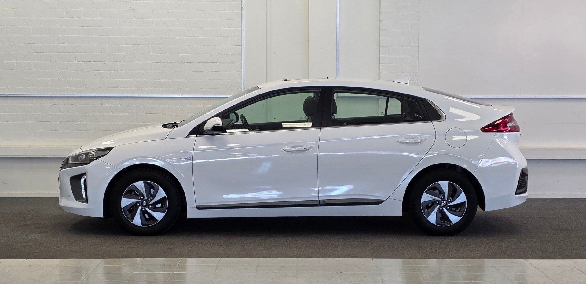 Hyundai IONIQ 1.6 GDi First Edition Pano Leer Vol opties! Ga, Auto's, 1345 kg, Gebruikt, Euro 6, Wit