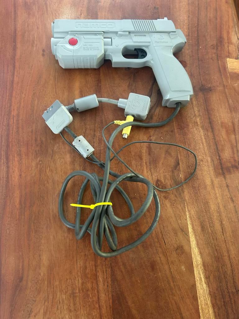Namco G-Con 45 Lichtpistool voor PlayStation 1, Spelcomputers en Games, Ophalen of Verzenden, Gebruikt, Pistool, PlayStation 1