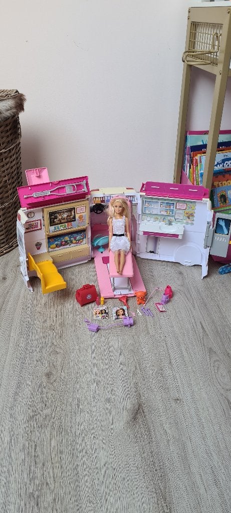 Barbie Care Clinic – 2-in-1 Ambulance & Ziekenhuis, Ophalen of Verzenden, Gebruikt, Barbie