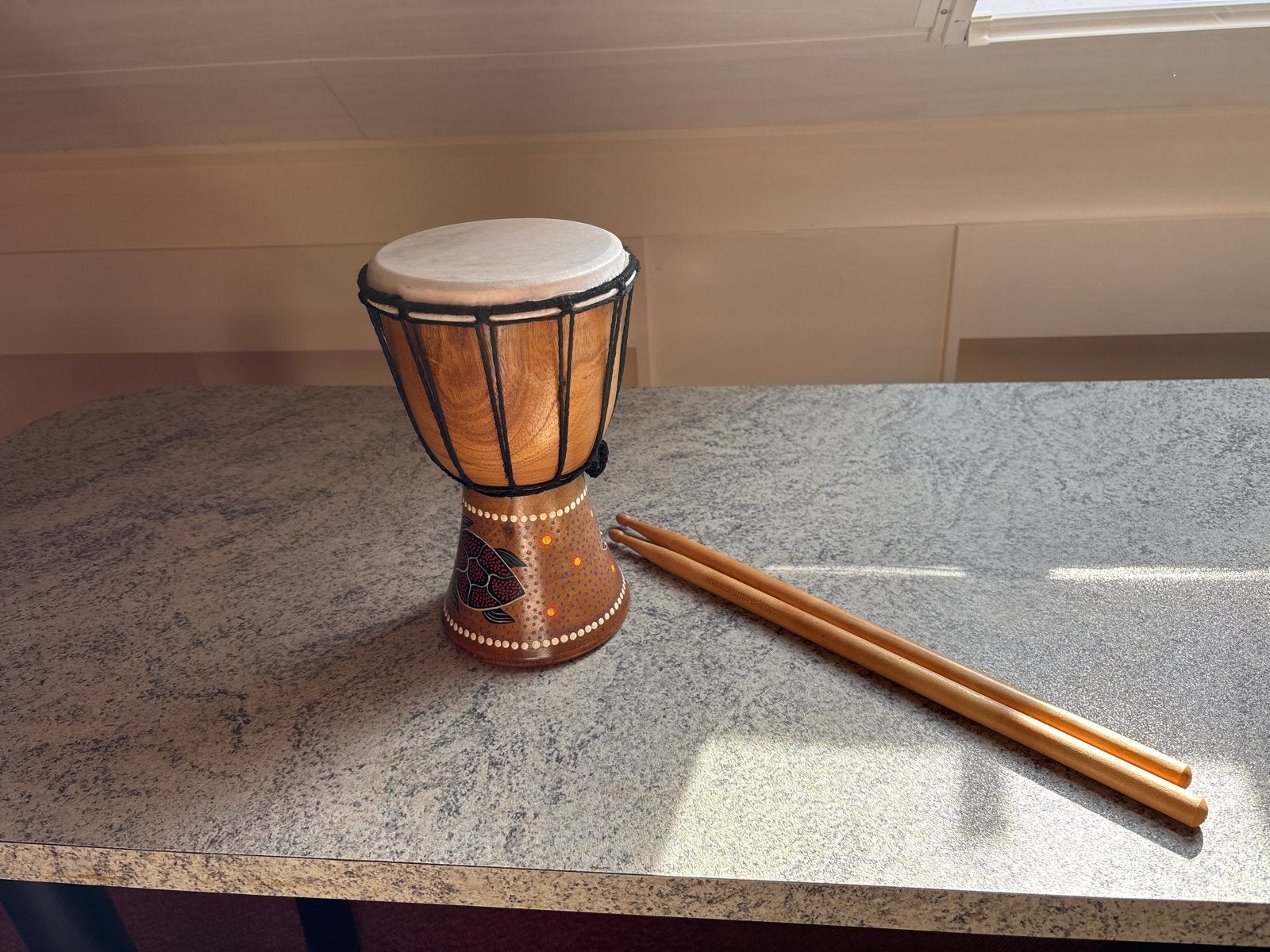 Mooie Djembe met drumstokken, Ophalen, Zo goed als nieuw, Overige merken